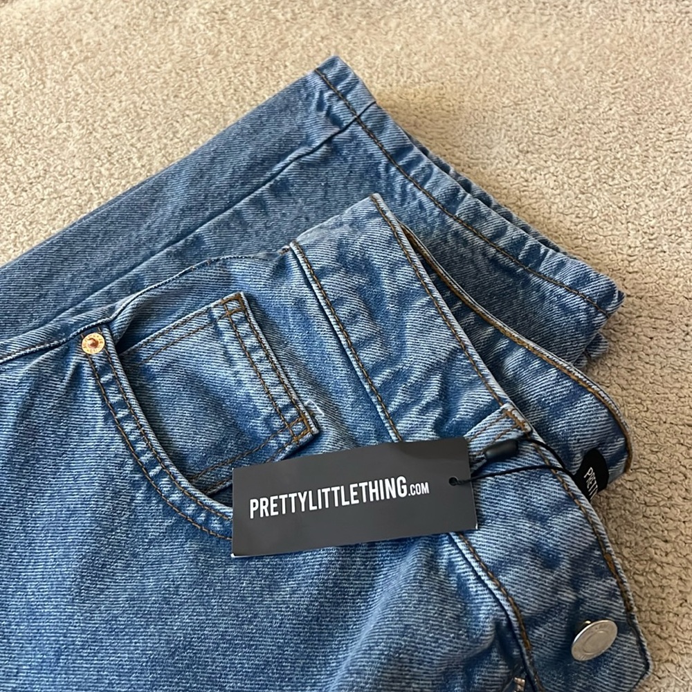 Pretty Little Thing, High Rise Straight Leg Jeans. Never Worn with Tags.